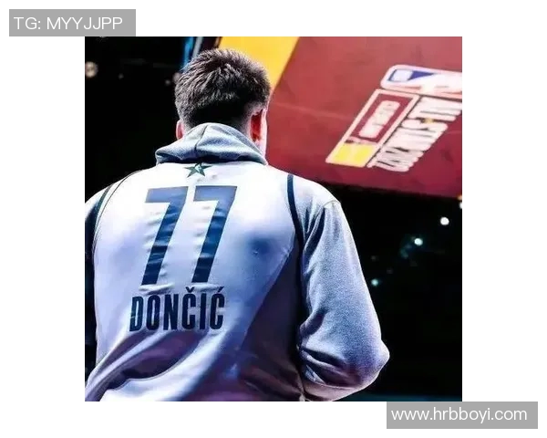 足球场上背影闪耀，球星头像带你领略瞬间风采与荣耀之路